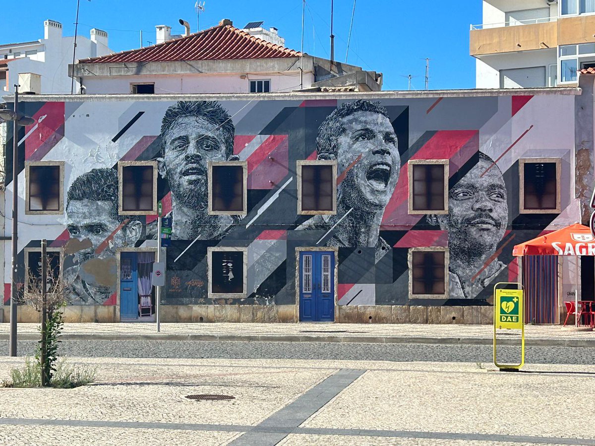 gabrivgl's tweet photo. @SANTOS_Magazine kijk schat, ze spelen thuis😂. Tussen de Benfica fans een leuke pot voetbal gezien. https://t.co/DB007HEzyb