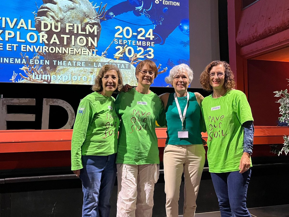 Incredible #SaveSoil volunteers raising awareness during famous 5 day science & environment film festival LUMEXPLORE in La Ciotat #France Amazing teamwork, wonderful event & beautiful message 🌱💙🌱 @cpsavesoil @VilledeLaCiotat @FAO @SadhguruJV