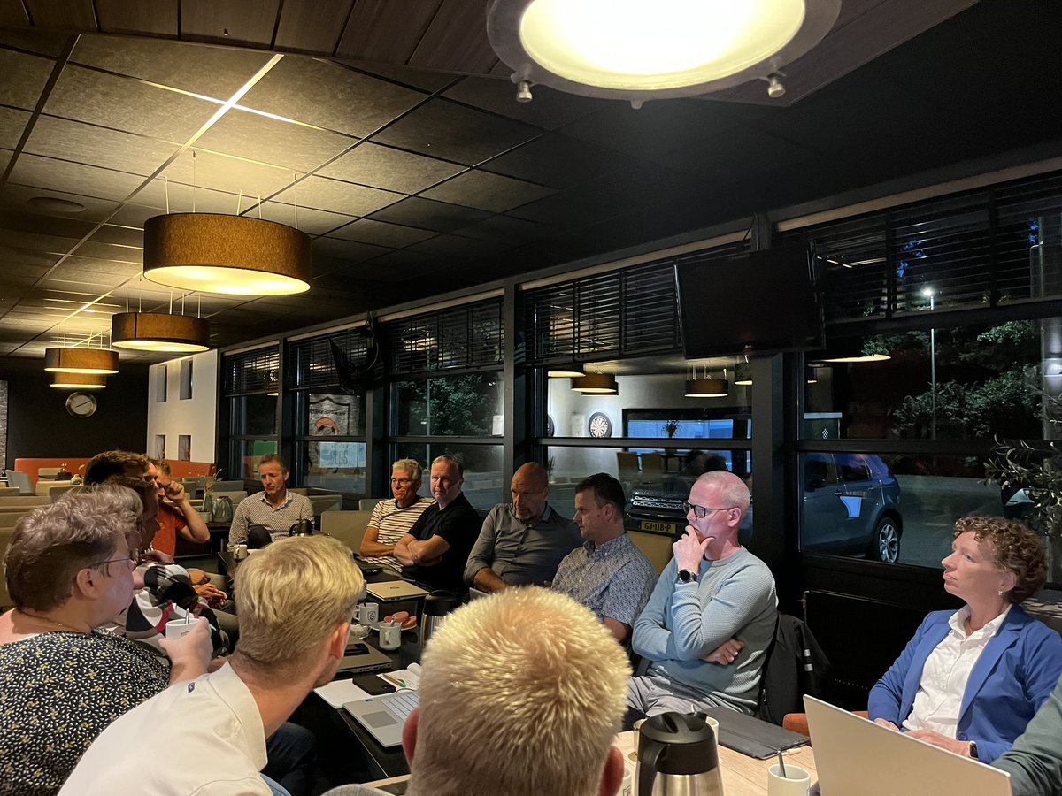 Overleg Raalter voetbalverenigingen 

Samen met bestuursleden uit de gemeente Raalte, wethouder <a href="/GerriaT/">Gerria Toeter</a> en collega <a href="/ArjanHesselink/">Arjan Hesselink</a> in gesprek over de (gezamenlijke) kansen en uitdagingen voor het lokale verenigingsleven. #raaltervoetbal