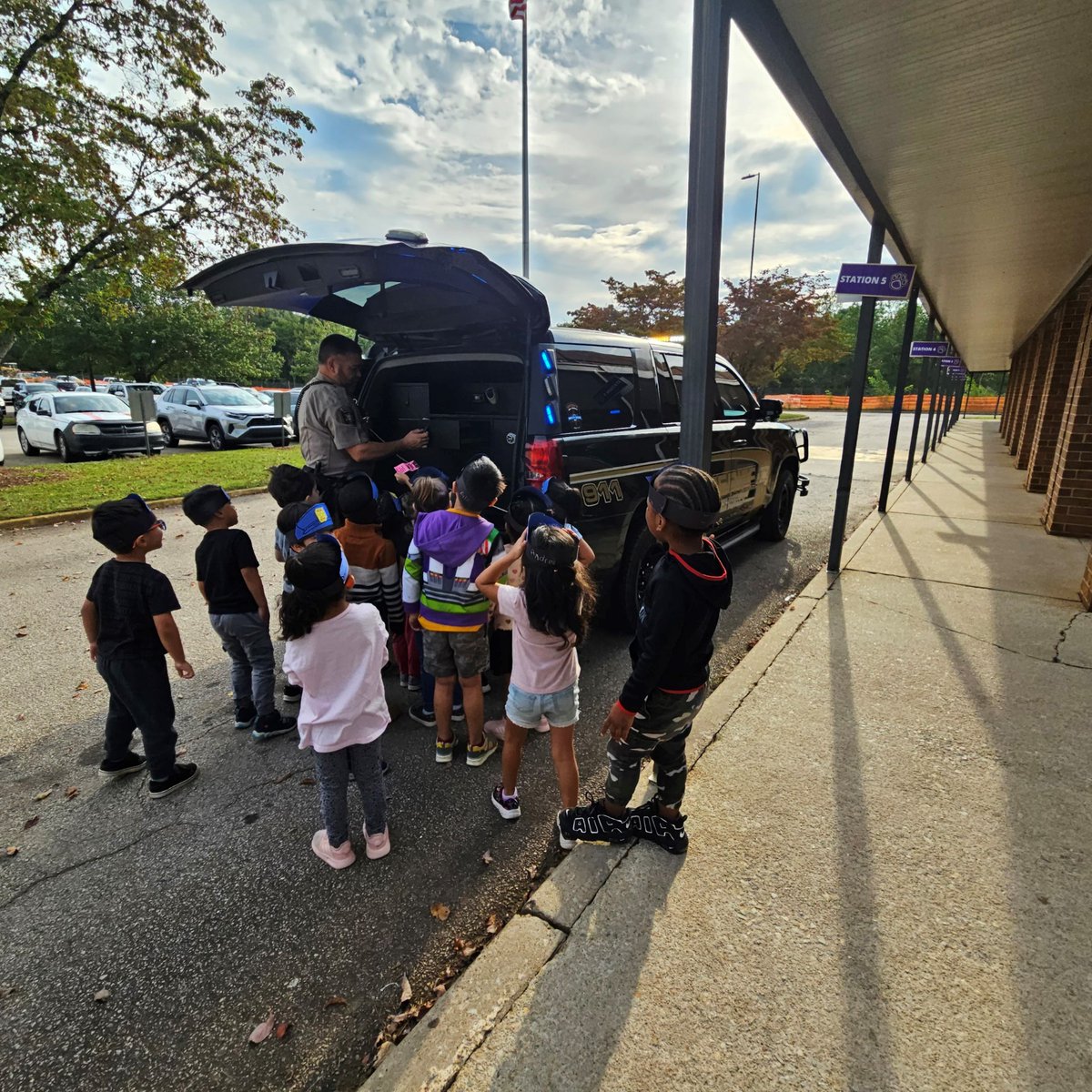 WhiteSulphurES's tweet photo. Thank you Officer Mike for visiting PreK as they learn about community helpers. https://t.co/egf66rA97g