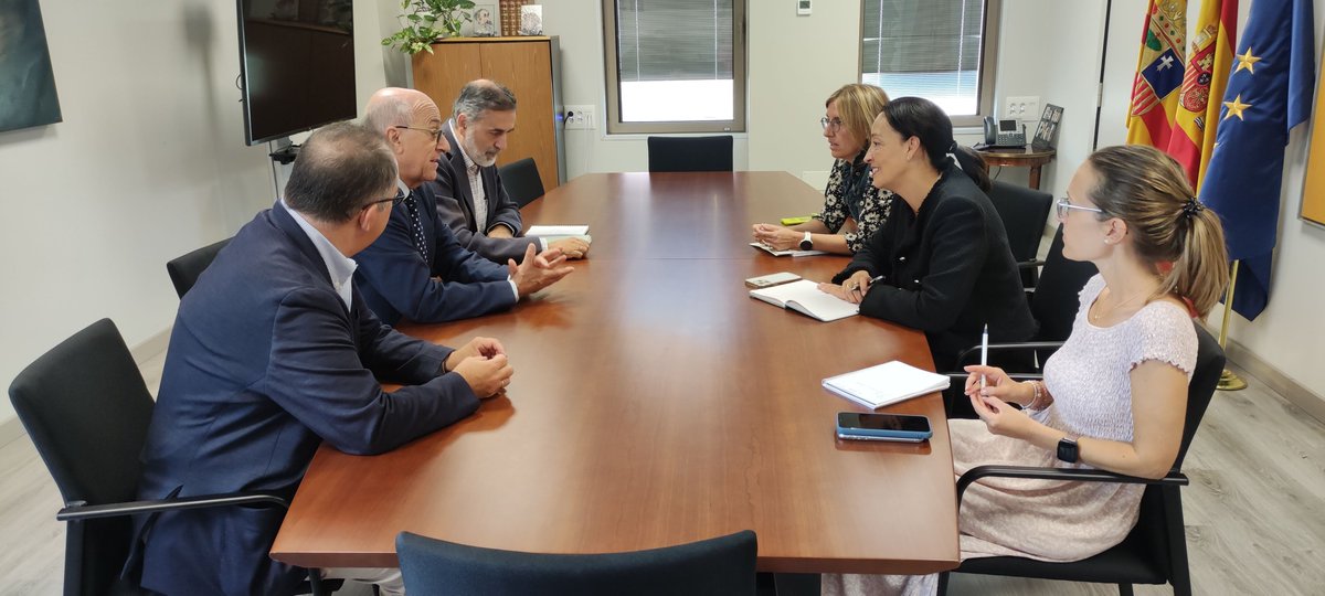 cmsusin's tweet photo. Seguimos reuniéndonos con asociaciones y entidades sociales para poner a su disposición la Consejería de #BienestarSocial y #Familia
👤 Asociación de #MadresSolteras por Elección (@MSPE_Aragon)
👤 Representantes de @FundacionOzanam
👤 Asociación @3ymas, de familias #numerosas https://t.co/jX3dXpkuiz