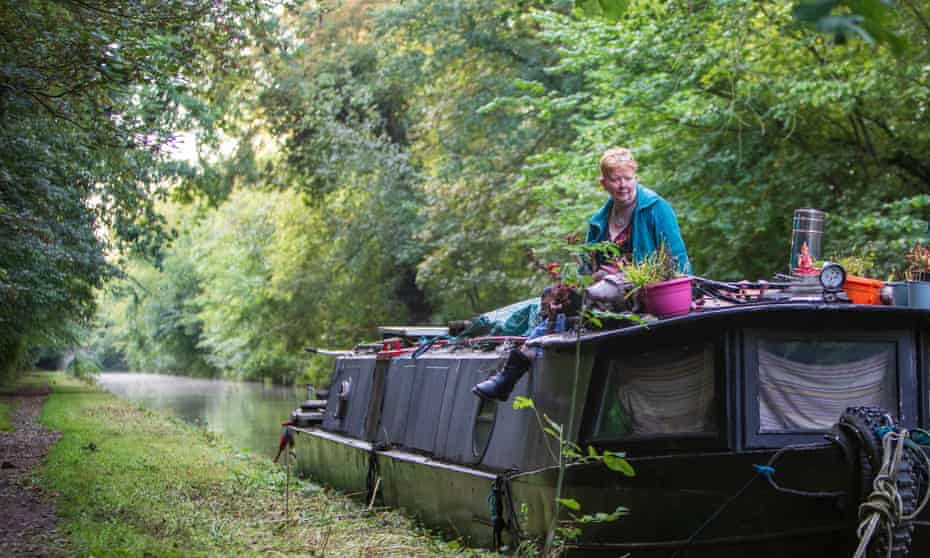 Ban on wood burners threatens British boat-dwellers with winter freeze A new law allows councils to impose on-the-spot fines for emitting smoke #canal #boatsthattweet theguardian.com/society/2023/s…