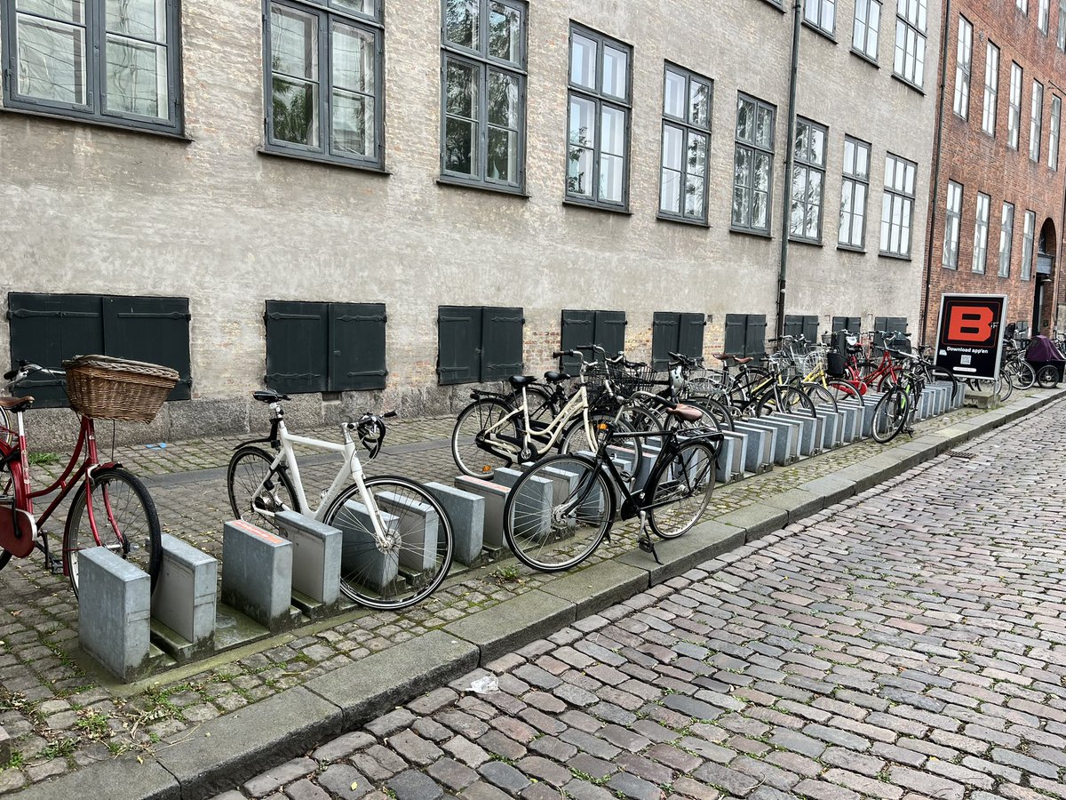 BikeepDK's tweet photo. Efter cykelkonferencen på Christiansborg, hvor parkeringsproblemer fyldte en del, kom jeg forbi dette Bycyklen stativ - der 113 af dem.
Det er oplagt at omdanne disse til en nem og sikker Bikeep cykelparkering #cykelpolitik #cykelparkering https://t.co/BXtWowPIiH