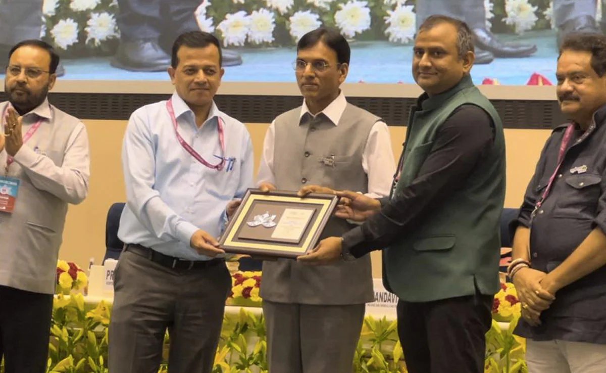 Uttar Pradesh received two awards for excellent work in Centre's Ayushman Bharat Pradhanmantri Jan Arogya Yojana (PM-Jay) and on the Ayushman Bharat Digital Mission (ABDM) at a programme at Vigyan Bhawan in Delhi. @brajeshpathakup | @Sen2Partha | @IasAlok | @nhm_up | @PmjayP