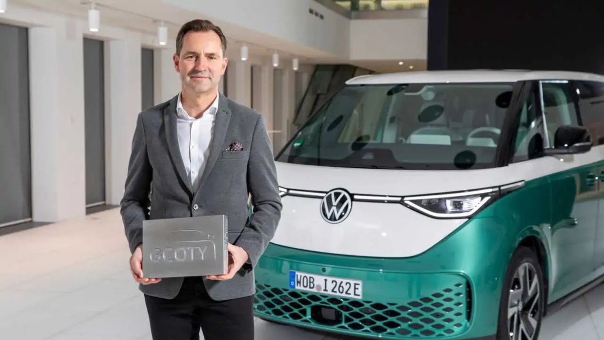 GmbhWarncke's tweet image. Gratulation, ein vollelektrisches Auto wird „Car of the Year“! Eine Bestätigung für den #WayToZero 
🍀WW

VW ID. Buzz ist "German Car of the Year" 2023

Der Elektro-Bus setzte sich beim GCOTY-Wettbewerb gegen Konkurrenz durch

(Quelle: Roland Hildebrandt, Motor1.com)