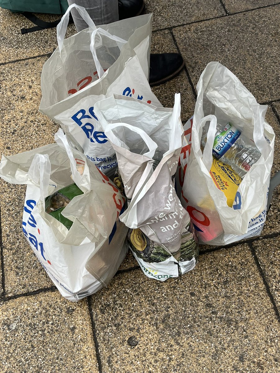 Last weekend we were out greeting the new students in jesmond collecting food for @foodandsolidarity
All donations will be included in their weekly food parcel distributions!
Great seeing Jesmond in action
Solidarity forever! 💪🚩