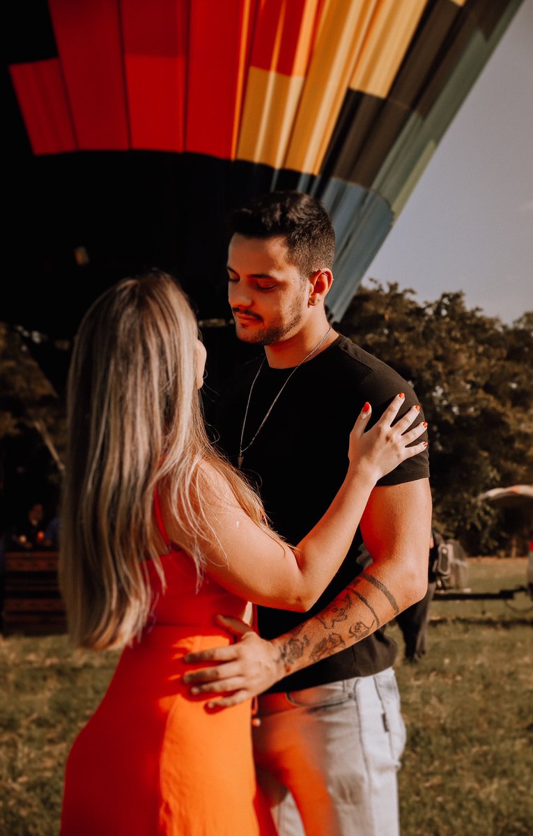 Amanhã as 17hrs mozão <a href="/karinefavilla/">Karine Favilla</a> vai finalmente aparecer e participar em uma live comigo! 

Vai ser um momento muito especial pra nos, estou muito ansioso pra vocês conhecerem essa pessoa que me faz tão bem e mudou minha vidinha! Vejo vocês la 🥰