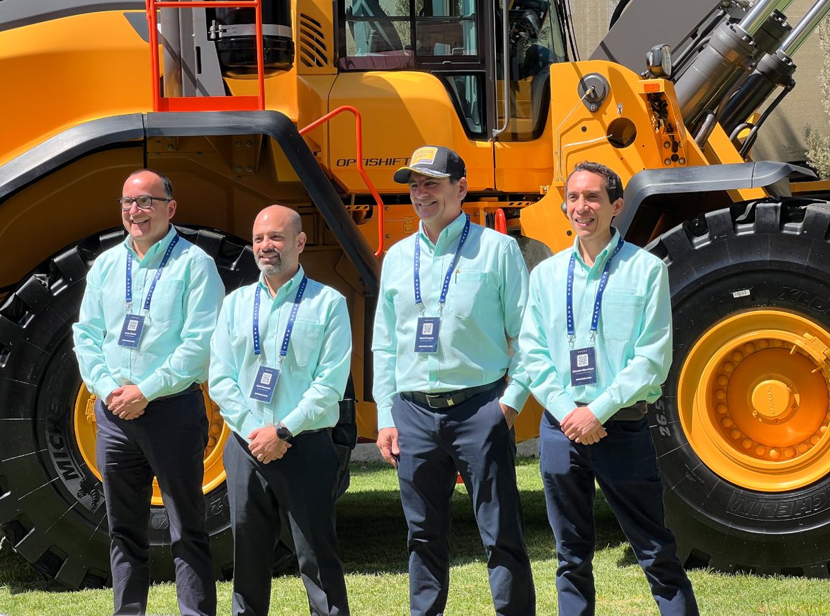AutoMundoPe's tweet image. #SucedeAhora | Desde #Arequipa 🗻
🇵🇪 #VolvoGroupPeru en conferencia de prensa presenta toda su gama de productos para el sector minero. | @PeruminOficial  

@jorgekoechlin