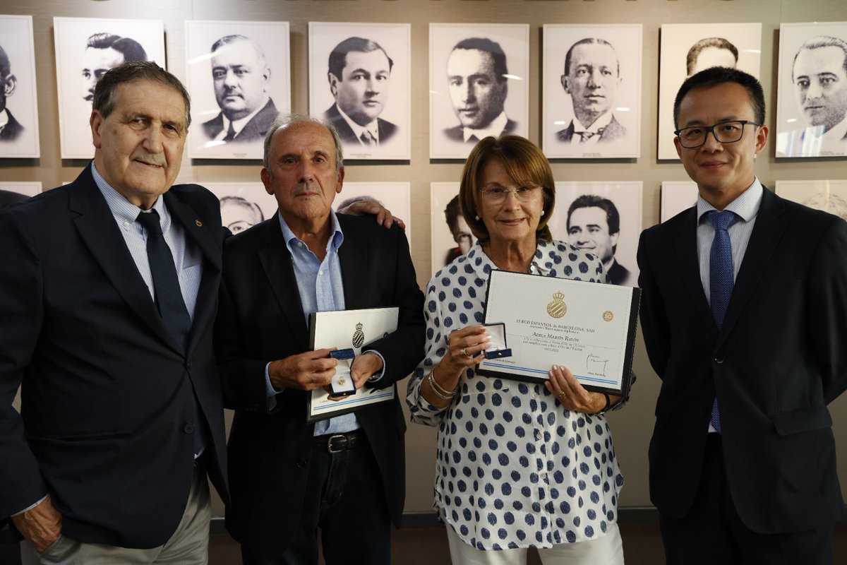 RCDEspanyol's tweet photo. 🏅 𝟱𝟬 𝗶 𝟳𝟱 𝗮𝗻𝘆𝘀 𝗱'𝗮𝗺𝗼𝗿 𝗽𝗲𝗿 𝘂𝗻𝘀 𝗰𝗼𝗹𝗼𝗿𝘀, que van complir la temporada passada.
Gràcies per la vostra fidelitat i el vostre suport durant tant de temps 🤍💙 #RCDE https://t.co/SwriFHUrgk