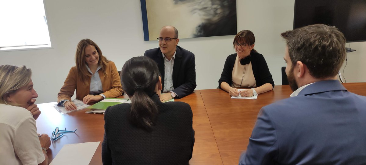 cmsusin's tweet photo. Seguimos reuniéndonos con asociaciones y entidades sociales para poner a su disposición la Consejería de #BienestarSocial y #Familia
👤 Asociación de #MadresSolteras por Elección (@MSPE_Aragon)
👤 Representantes de @FundacionOzanam
👤 Asociación @3ymas, de familias #numerosas https://t.co/jX3dXpkuiz