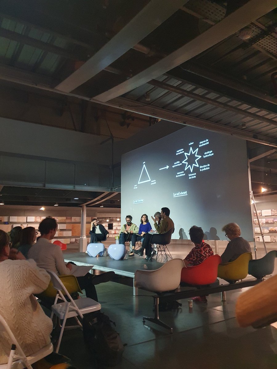 Débat " Paris Animal " en clôture de l'exposition du <a href="/PavillonArsenal/">PAVILLON ARSENAL</a> : 6 mois d'une expo que de nombreux Parisiens ont visité seuls, avec leur école, avec animaux. Un thème qui a énormément mobilisé et qui engage l'urbanisme pour la suite : sols vivants, façades, corridors...