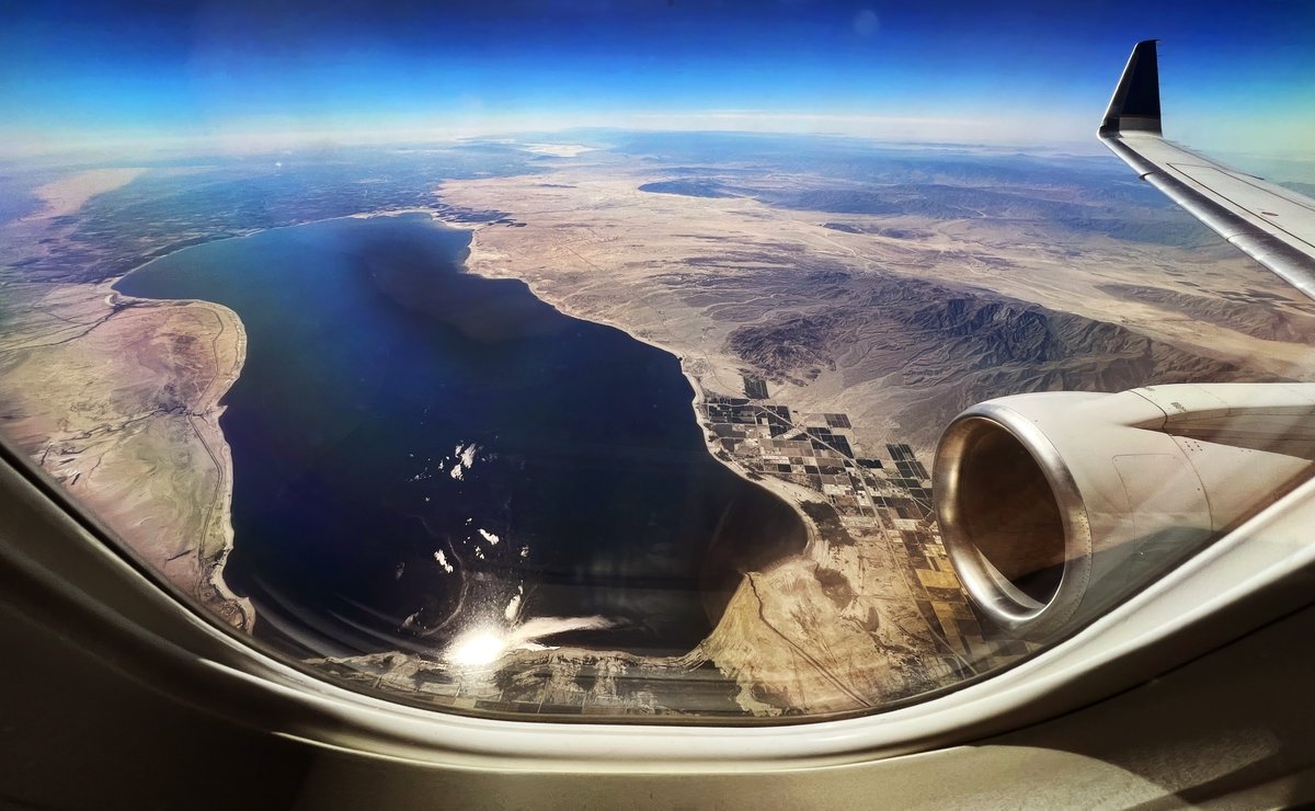 Flying on @united over the Salton Sea in CA yesterday en route #Austin @JanetLamkin Love my window seats! @ImprovAmbassadr @nickut @NickKennerly #iPhone13Pro (Getting the 15 Pro Max soon . . .). #ual