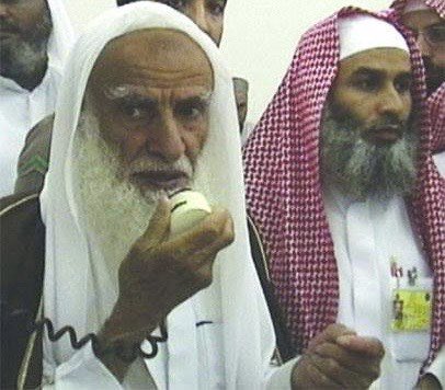 ZubayrAzzam's tweet photo. 🇸🇦 Une fois le roi saoudien Khalid Ibn 'Abdul 'Aziz a rendu visite à Shaykh Al-Uthāymīn رحمه الله.

Le roi vit la vieille maison du Shaykh et à l'intérieur aucune chose qui attirait l'oeil et il lui dit :

« Nous allons construire une nouvelle maison qui convient à votre rang ». https://t.co/2q8DMnGLts