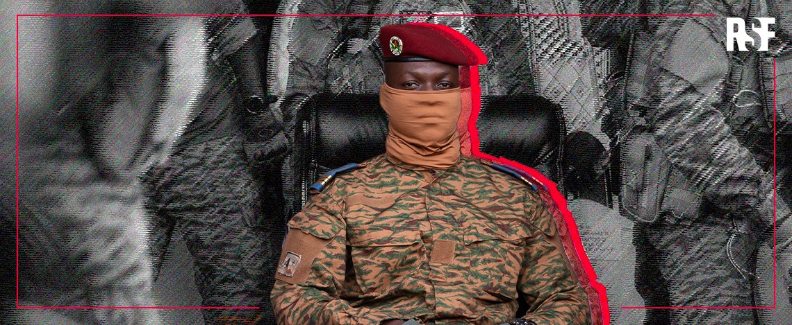 #BurkinaFaso : suspendu ce lundi, <a href="/jeune_afrique/">Jeune Afrique</a> est le dernier média en date victime de la junte au pouvoir au 🇧🇫. Un an après le putsch, RSF fait le point sur l'état de la liberté de la presse dans le pays, qui s’est réduite comme peau de chagrin… 👇rsf.org/fr/burkina-fas…