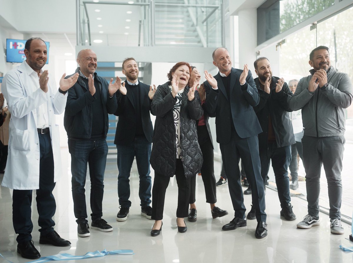 MunicipioLdeZ's tweet photo. 🏥❤️🙌🏻 ¡Inauguramos el nuevo Hospital de Diagnóstico Inmediato Roberto Sánchez de Banfield! 

Cuenta con guardia pediátrica y clínica, ecógrafo, mamógrafo, laboratorio, quirófano y tomógrafo, el tercero de gestión pública local. 💪🏻

@minsaurralde @fotermin @marinalesci https://t.co/4DhZil9HGc