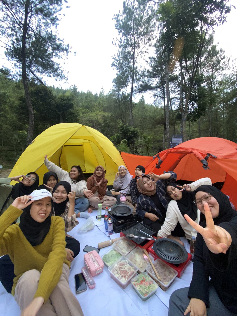 busakmalay's tweet photo. kali ini , ABM WTG “where to go” dgn spontan uhui pertama kali ngecamping di bedengan. walau aga riweuhhh ya tp SERUKKKWWW!!! . prokerrr tahun depan harusn camping lagi sihhhh 😊😋 https://t.co/jJNKAWI1T2