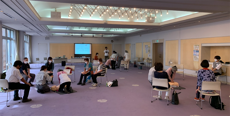 kitagaku2's tweet photo. キタガク（市民大学きたもと学苑）の教授会を開催しました。救急救命講習会です。2013年から実施し今回で10回の開催です。
文化センターで9時～12時の3時間、心肺蘇生法、AEDの使い方実習を行いました。
北本消防署職員3名、市民教授、理事の20名の参加です。 https://t.co/RNfdiz9Yzn