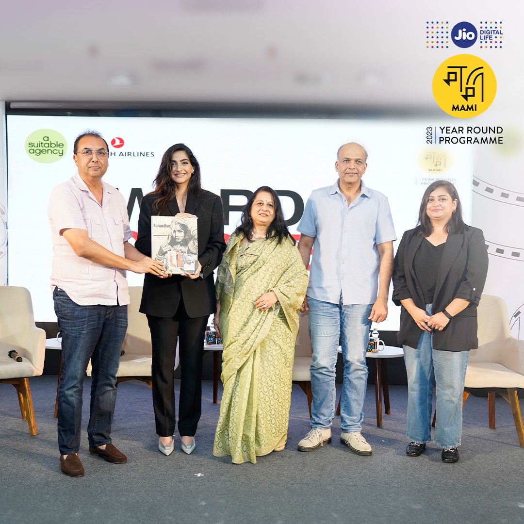 MumbaiFilmFest's tweet photo. 🎬 #WordToScreen ended with exciting ideas, business opportunities, and untold stories for film, webseries, and TV. Thanks to everyone for an amazing journey. Big thanks to our brand ambassador @sonamakapoor for adding to the excitement! ✨
#ashutoshgowariker #siddharthroykapur https://t.co/nKz17d8PLl