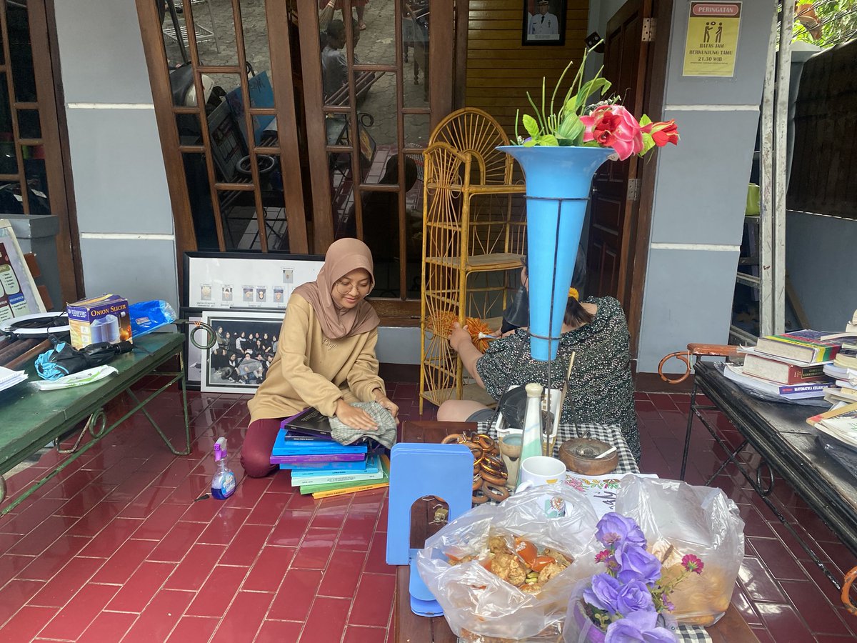 busakmalay's tweet photo. kerja bakti rumah berbiee https://t.co/f7vp0Ct6V8