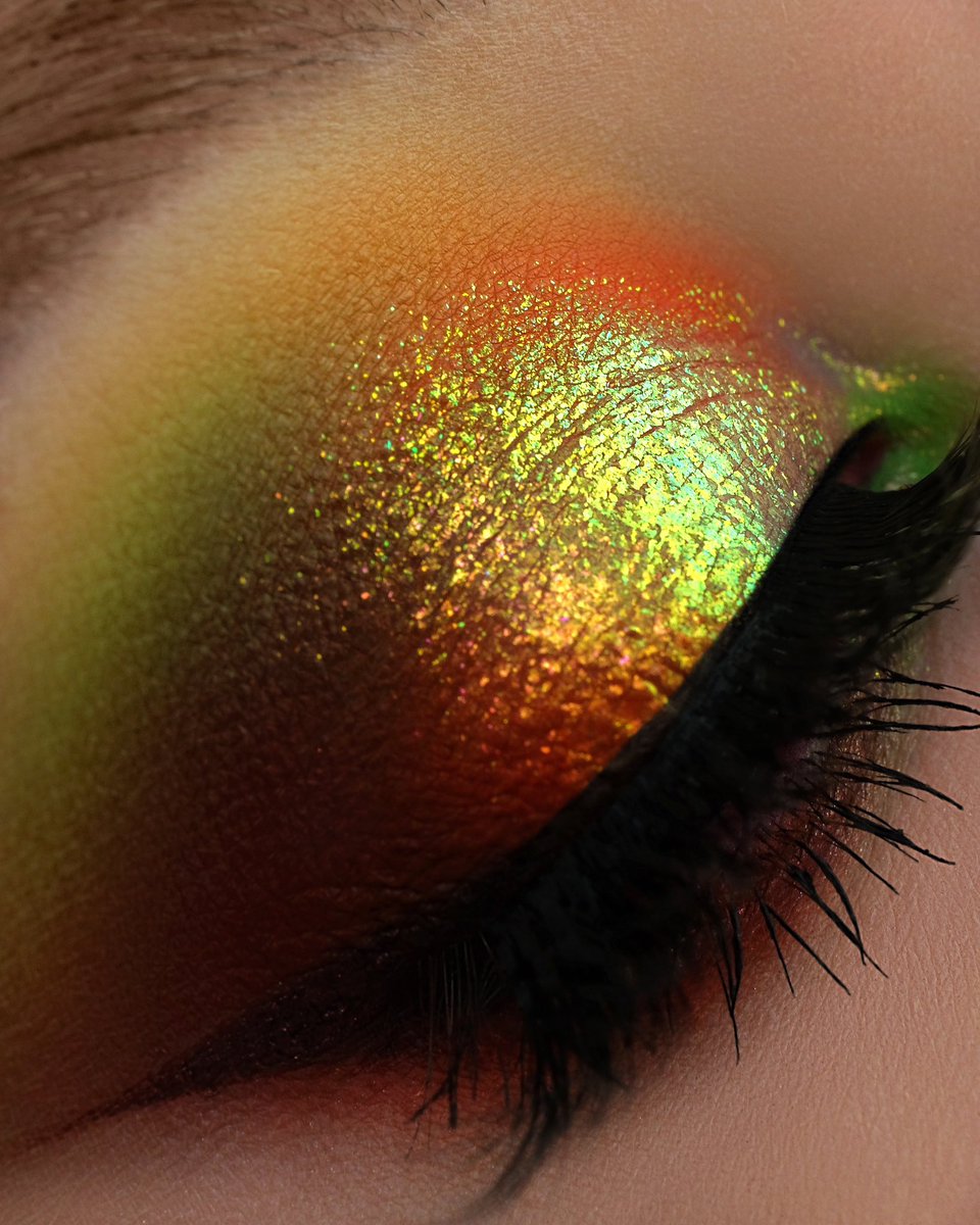 karlacosmetics's tweet photo. Enchanting 'Sassy Pants' Opal Moonstone multichrome loose eyeshadow! 🦜✨🌿🌠🦚💛 Magic in a single shade. The foiled look was created using fix potion as base. Pure magic! ✨🌈 Available in 8 captivating colours, more coming soon! 

https://t.co/rHJQC3IrZM

#KarlaCosmetics #EyeshadowMagic