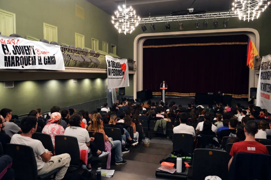 👉 Aquest cap de setmana Arran hem celebrat la V Assemblea Nacional amb profunds debats i acords a l'alçada del moment.

🗣️ En temps de crisi i de desesperança, recuperem la il·lusió per bastir des de tots els fronts l'alternativa al capitalisme patriarcal!