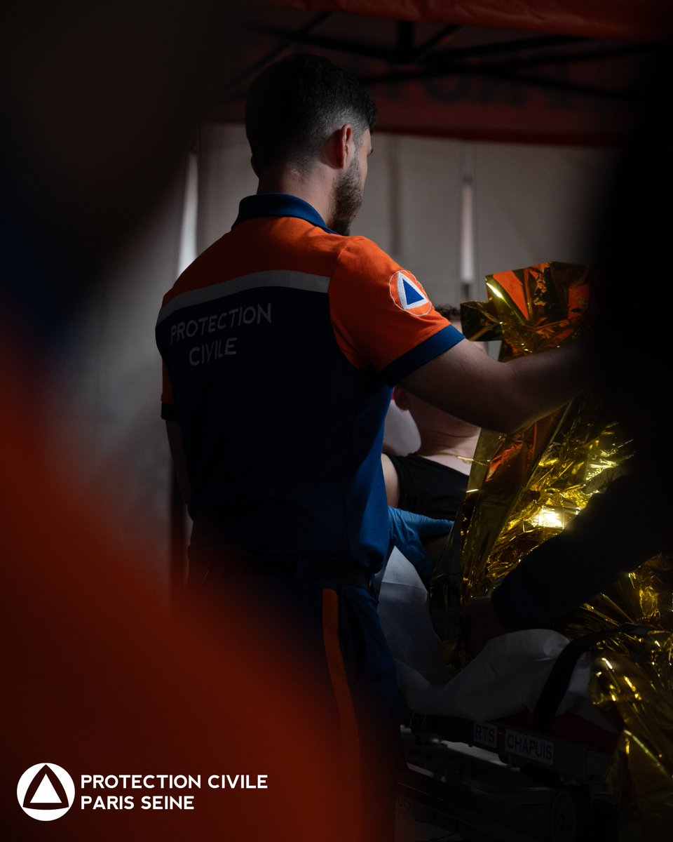 PCParisSeine's tweet image. Un poste de secours de grande envergure ce weekend pour la @PCParisSeine : la @technoparade ! 🎶

Plus de 100 secouristes, 16 véhicules des premiers secours, un poste de commandement... sans oublier les équipes logistique et communication.

#technoparadeparis #technoparade2023