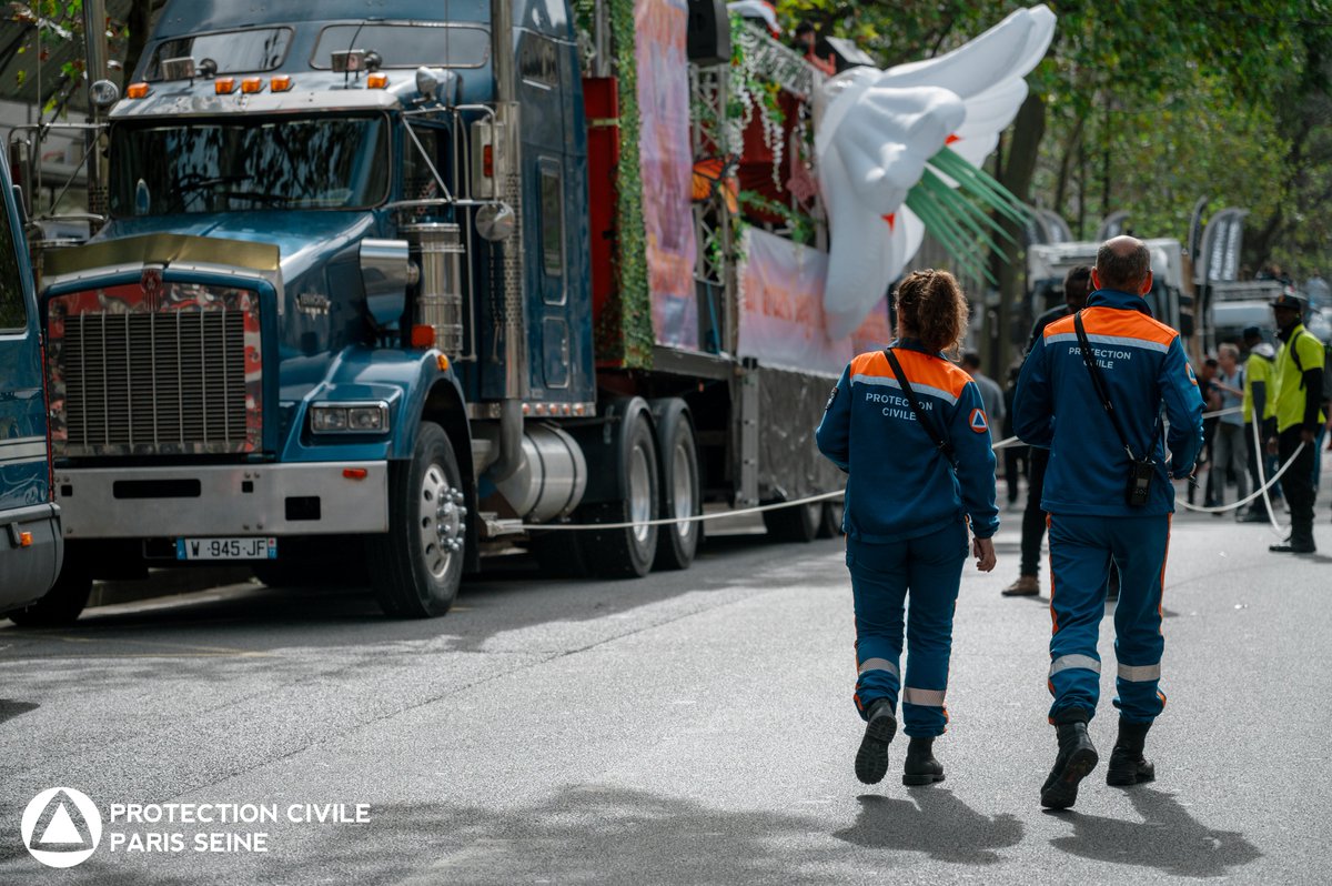 PCParisSeine's tweet image. Un poste de secours de grande envergure ce weekend pour la @PCParisSeine : la @technoparade ! 🎶

Plus de 100 secouristes, 16 véhicules des premiers secours, un poste de commandement... sans oublier les équipes logistique et communication.

#technoparadeparis #technoparade2023