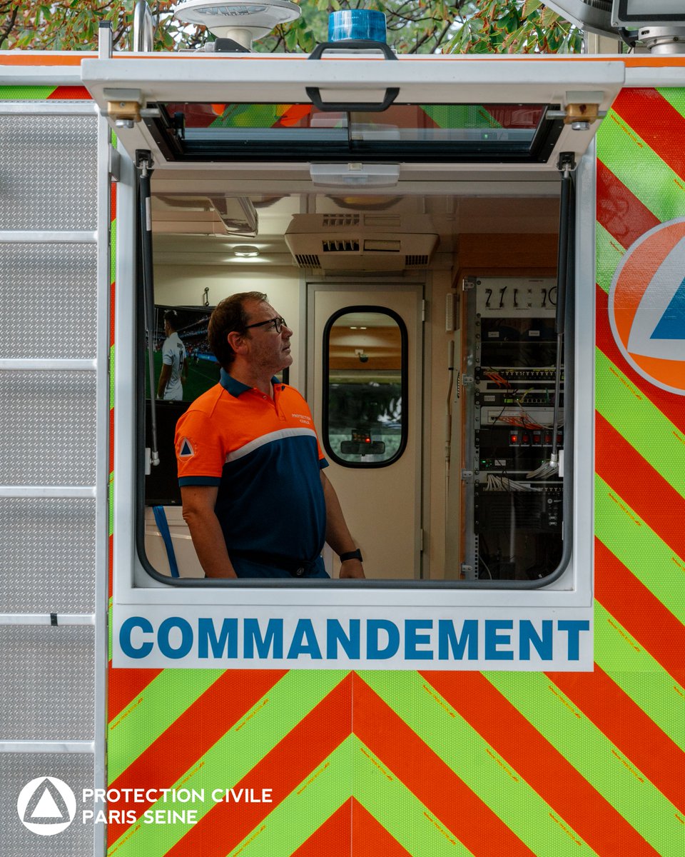 PCParisSeine's tweet image. Un poste de secours de grande envergure ce weekend pour la @PCParisSeine : la @technoparade ! 🎶

Plus de 100 secouristes, 16 véhicules des premiers secours, un poste de commandement... sans oublier les équipes logistique et communication.

#technoparadeparis #technoparade2023
