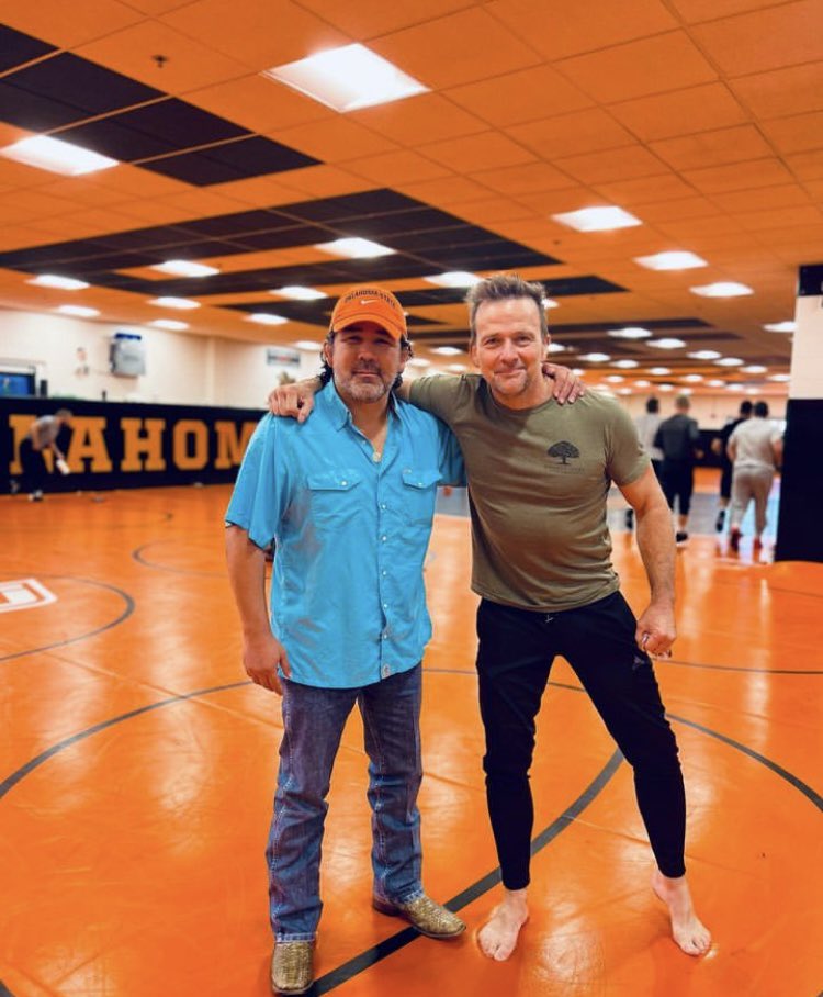 cowboysbldorang's tweet photo. Sean Patrick Flanery Actor in “The Boonedock Saints” movie visiting Eric Guerrero and OSU Wrestling!!
| #okstate | #cowboys | #cowboysbleedorange | #oklahoma | #oklahomastateuniversity | #oklahomastate | #wrestling | #seanpatrickflanery | #boonedocksaints | #wrestler | https://t.co/K33zycLmLx