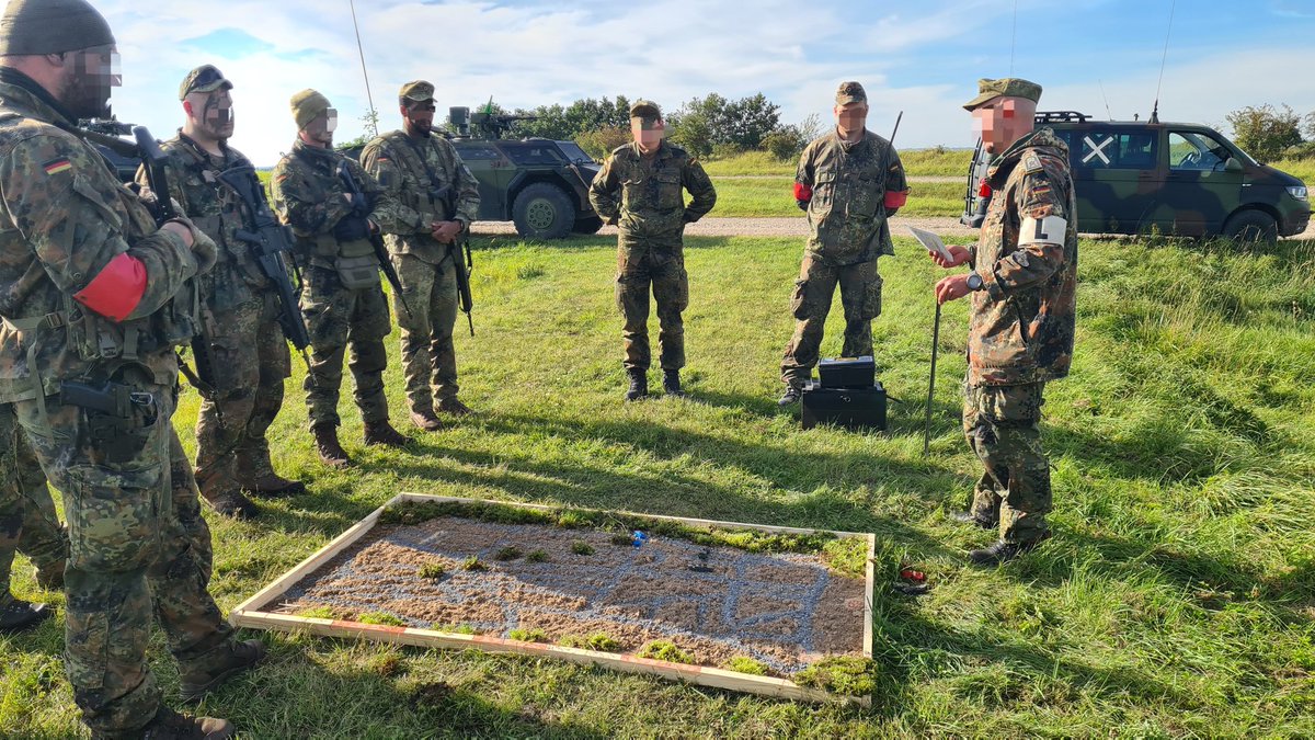 AndreasRFischer's tweet photo. Dienstalltag der Gegensätze in der #RotenZwoten des #HeerAmMeer. #Gefechtsschießen in #PUTLOS und #Blutspende in der #Patengemeinde #SCHÖNWALDE a.B.
DANKE an alle freiwilligen Spender|innen🩸sowie die ehrenamtlichen Kräfte des @DRKinSH.
#BlutRettetLeben #BundeswehrInOstholstein https://t.co/hEi9OePkZp