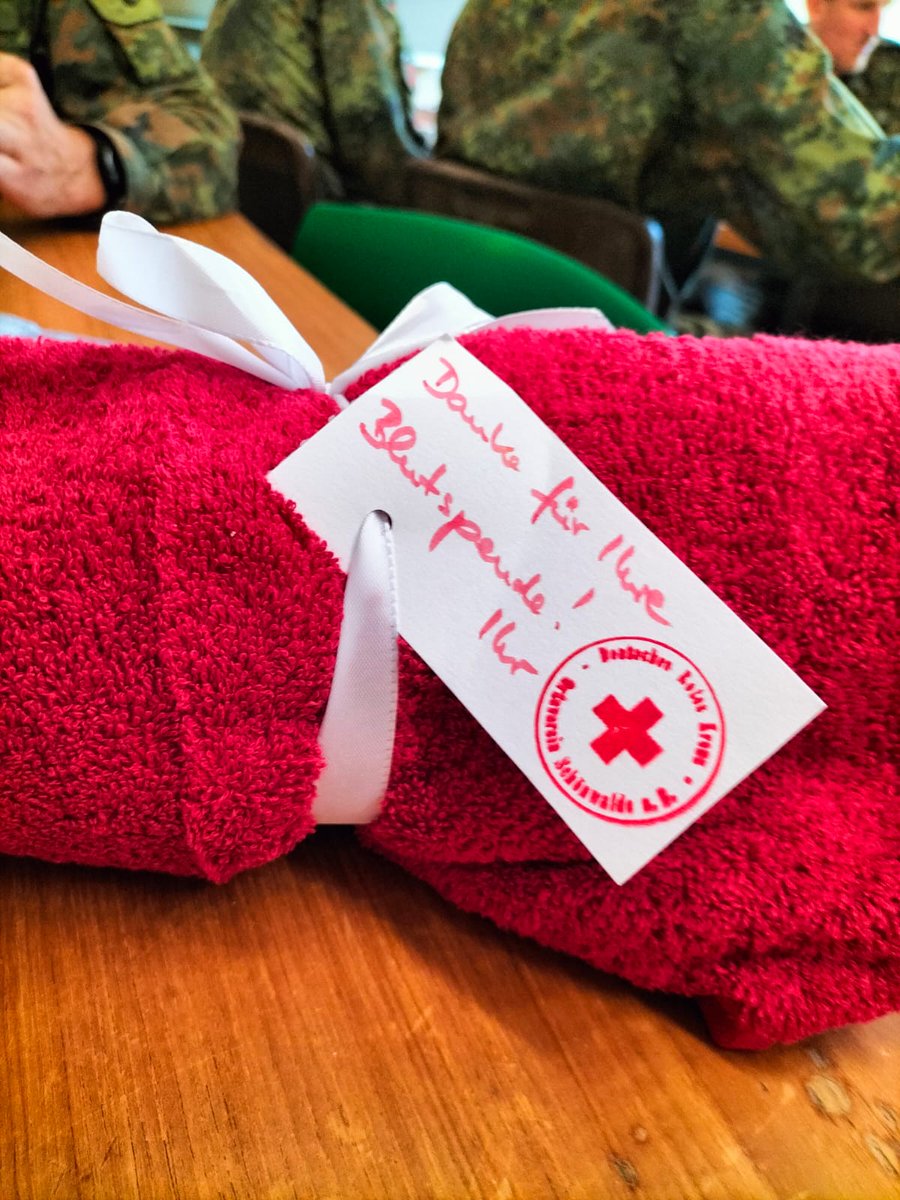 AndreasRFischer's tweet photo. Dienstalltag der Gegensätze in der #RotenZwoten des #HeerAmMeer. #Gefechtsschießen in #PUTLOS und #Blutspende in der #Patengemeinde #SCHÖNWALDE a.B.
DANKE an alle freiwilligen Spender|innen🩸sowie die ehrenamtlichen Kräfte des @DRKinSH.
#BlutRettetLeben #BundeswehrInOstholstein https://t.co/hEi9OePkZp