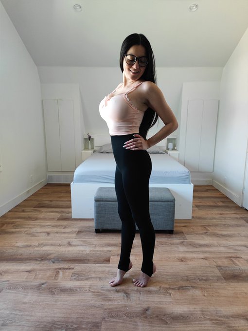 #leggings #barefeet #darkhairedgirl https://t.co/A93hUWpriL<a href="/tag/leggings"class="tags">#leggings</a><a href="/tag/barefeet"class="tags">#barefeet</a><a href="/tag/darkhairedgirl"class="tags">#darkhairedgirl</a>