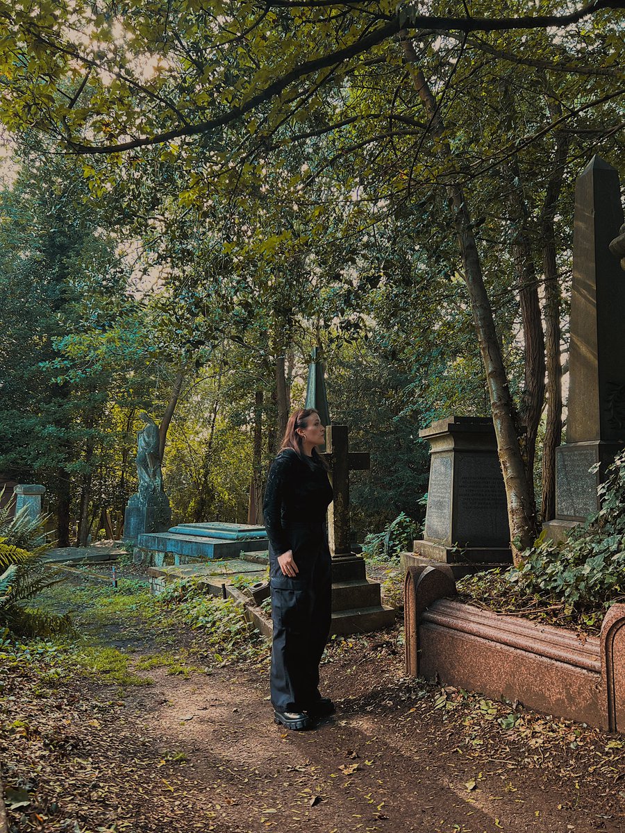 deadfiance's tweet image. Also normalize putting on lofi beats in the graveyard and slaying