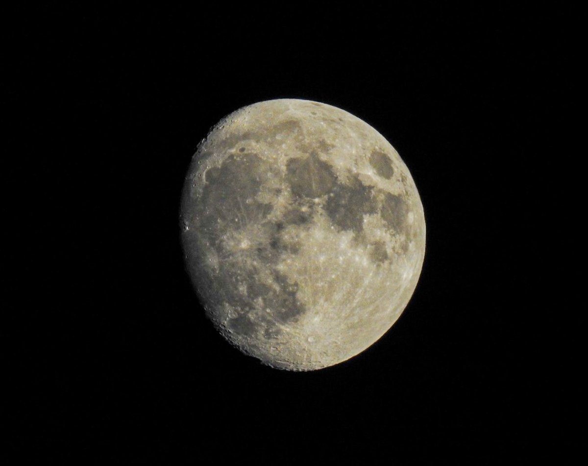nandogerman's tweet photo. Cuando sale la luna,
el mar cubre la tierra
y el corazón se siente
isla en el infinito.

F. García Lorca

Luna creciente 90% visible https://t.co/kGwVXyXeh5