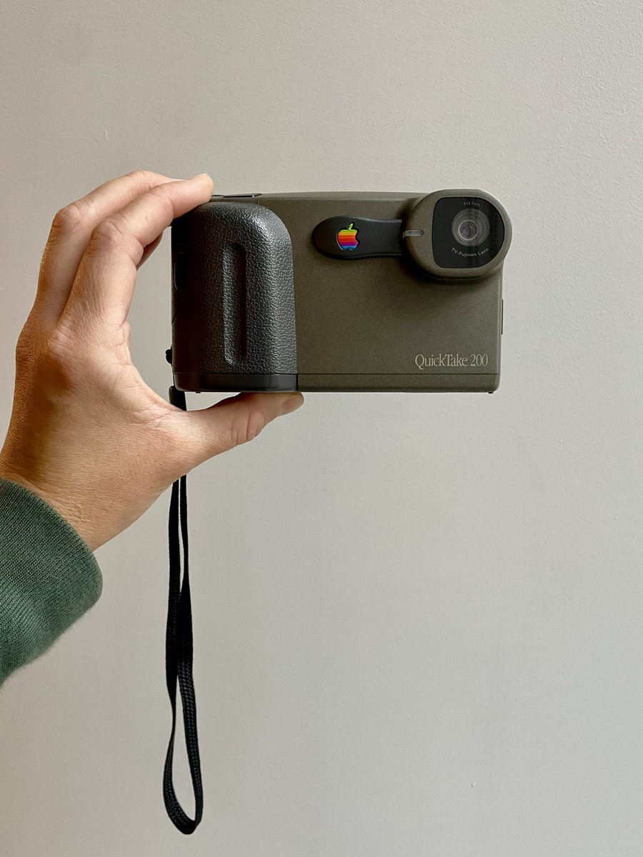 that 90s aesthetic 🤤

(Apple QuickTake 200 still video camera ~ built by Fujifilm and released in 1996)