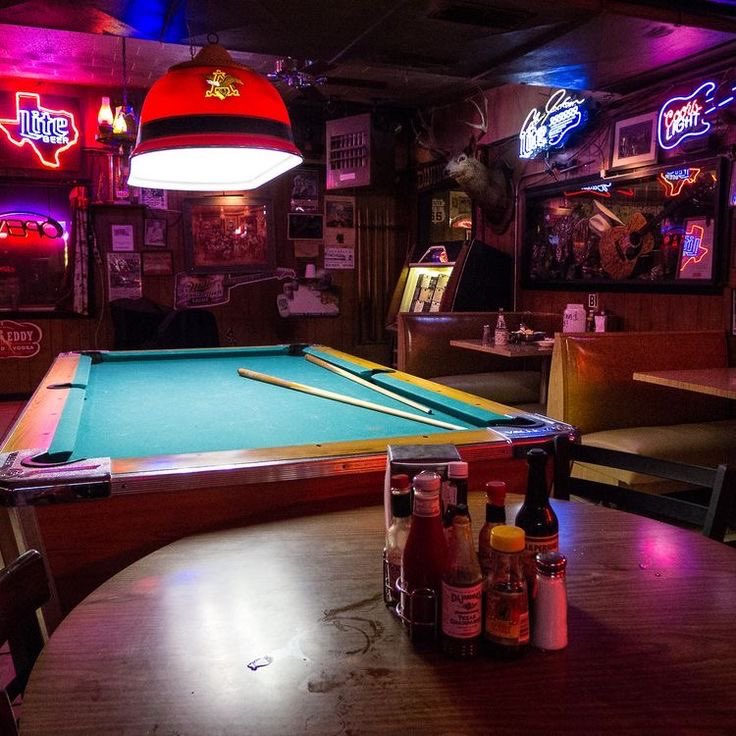Anterosrpg's tweet photo. Para os alunos curtirem e relaxarem em fins de semana temos o Rock Bar Pub, servindo diversos tipos de drinks e aperitivos por um preço acessível aos estudantes. https://t.co/7NGlup44mo