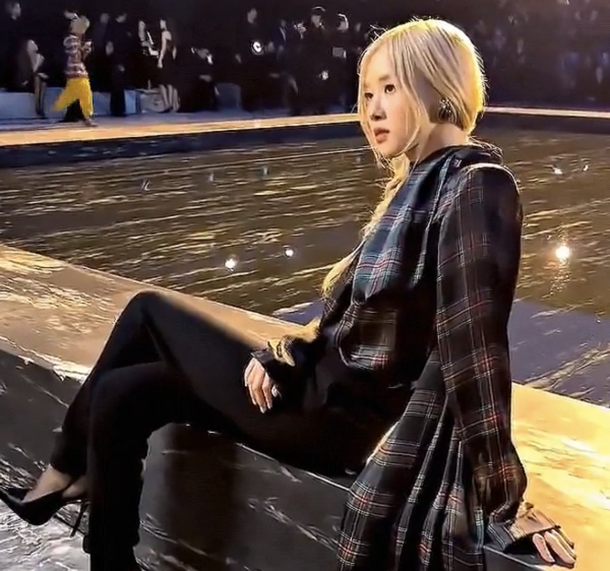 PopBase's tweet photo. BLACKPINK's Rosé stuns at Saint Laurent's fashion show in Paris. https://t.co/mqsxvAryqn
