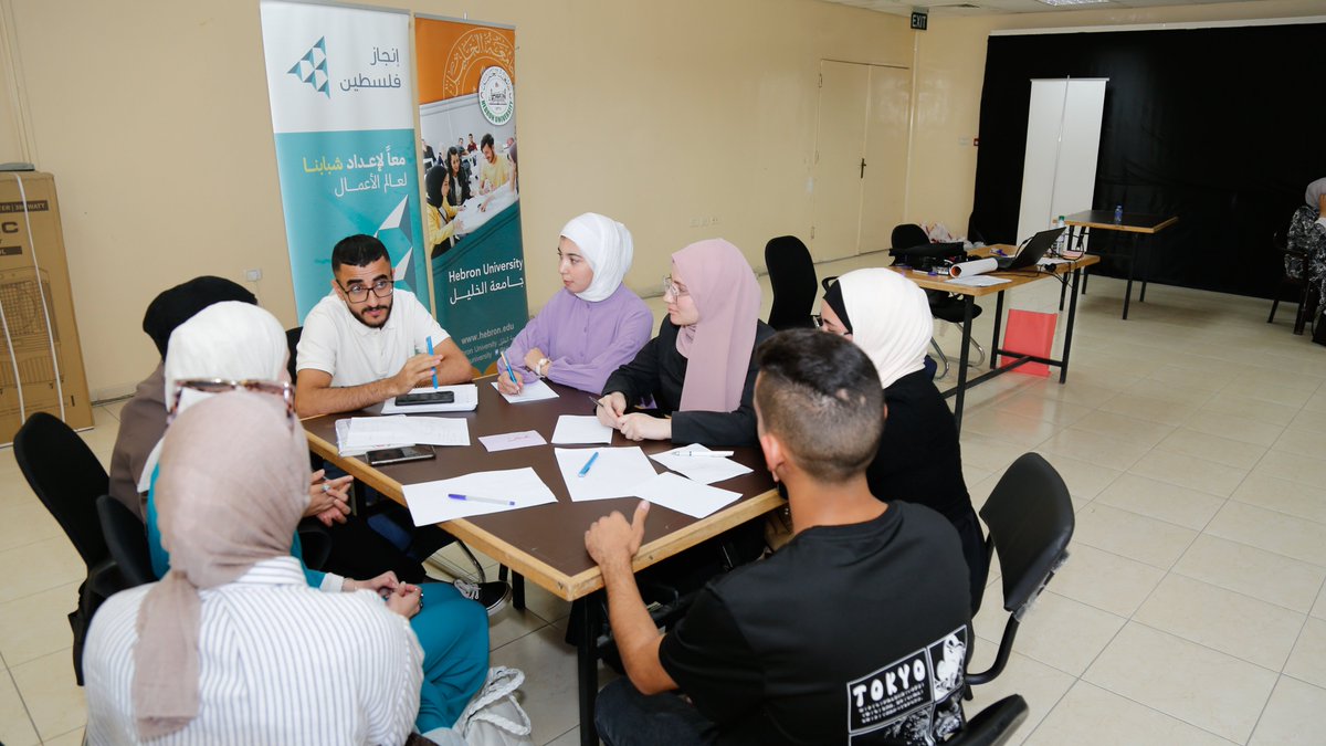 " Alumni unit at Hebron University conducts an innovation camp for the university students &amp; alumni in cooperation with Injaz Palestine." #highereducation
#Hebron_Univ_Alumni #Hebron_University
#Palestine 
Here is the news link: hebron.edu/index.php/faci…