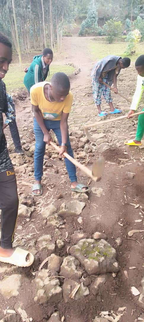 Rubavu_NYC's tweet photo. Uyu munsi intore ziri ku Rugerero rudaciye ingando mu @RubavuDistrict mu murenge wa #Bugeshi twakoze #umuganda wo gusana ahangijwe n'imvura mu kagali ka #Rusiza igikorwa cyakozwe mu rwego rwo kurwanya ibiza.@BugeshiSector @RyvcpRubavu @RwandaWest @rwandayouth @MiniYouthRwanda https://t.co/TdUcXOB2qW