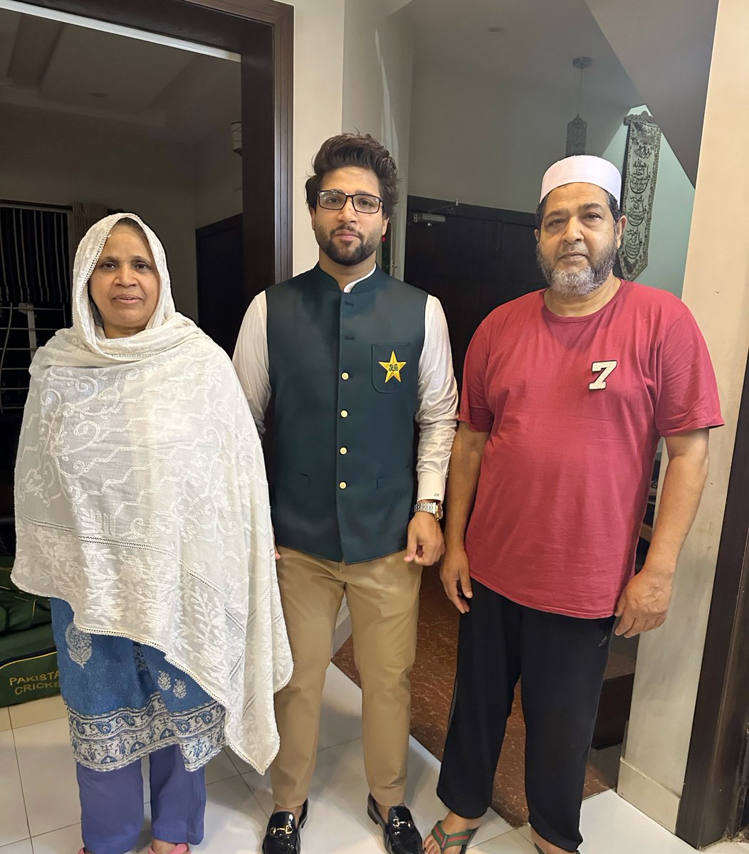 ImamUlHaq12's tweet photo. 📸 with my “lucky charm” 
Leaving for the #CWC23 with my biggest asset: my parents duas ❤️

Remember us in your prayers Pakistan. #WeHaveWeWill In Shaa Allah 🇵🇰 https://t.co/Imk9aBC5vb