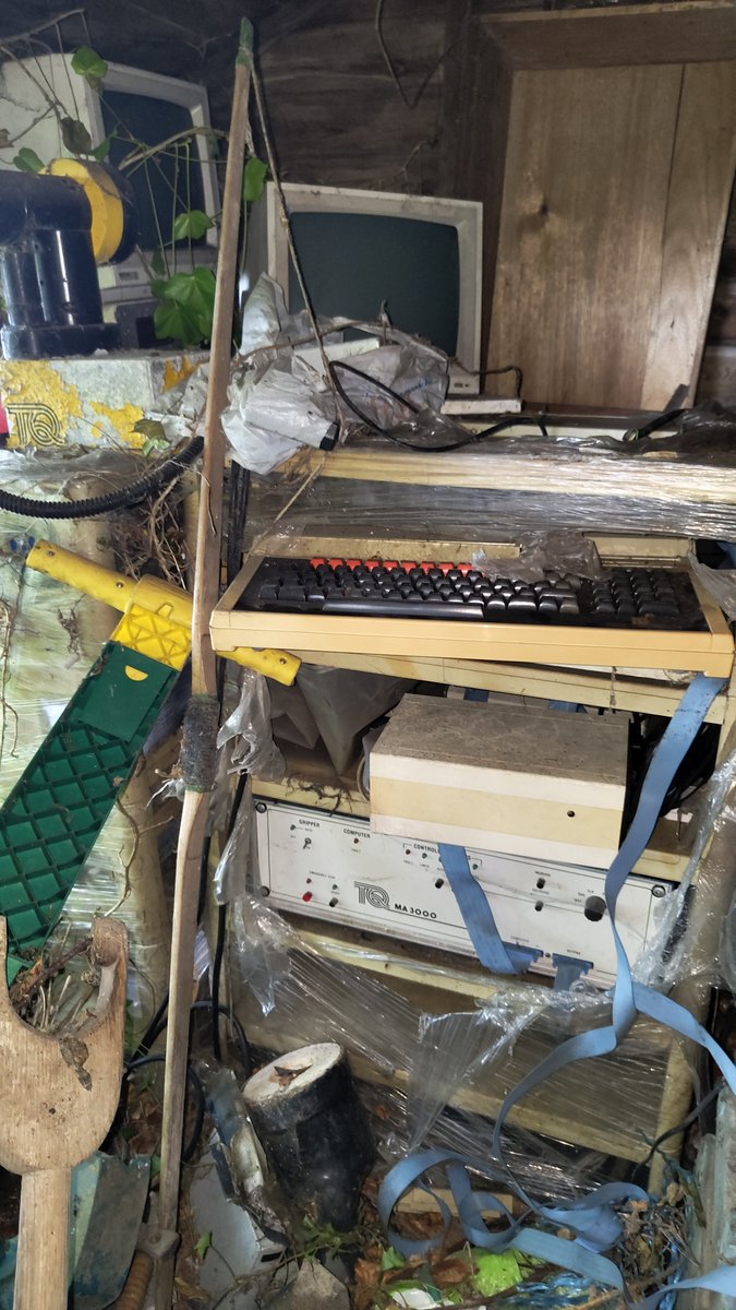 Alfeexx's tweet photo. @RMCRetro Found this old Tecquipment MA2000 in my grandparents shed. Was about to be demolished but managed to save it. Could maybe make a cool video? https://t.co/ZysjBG179c