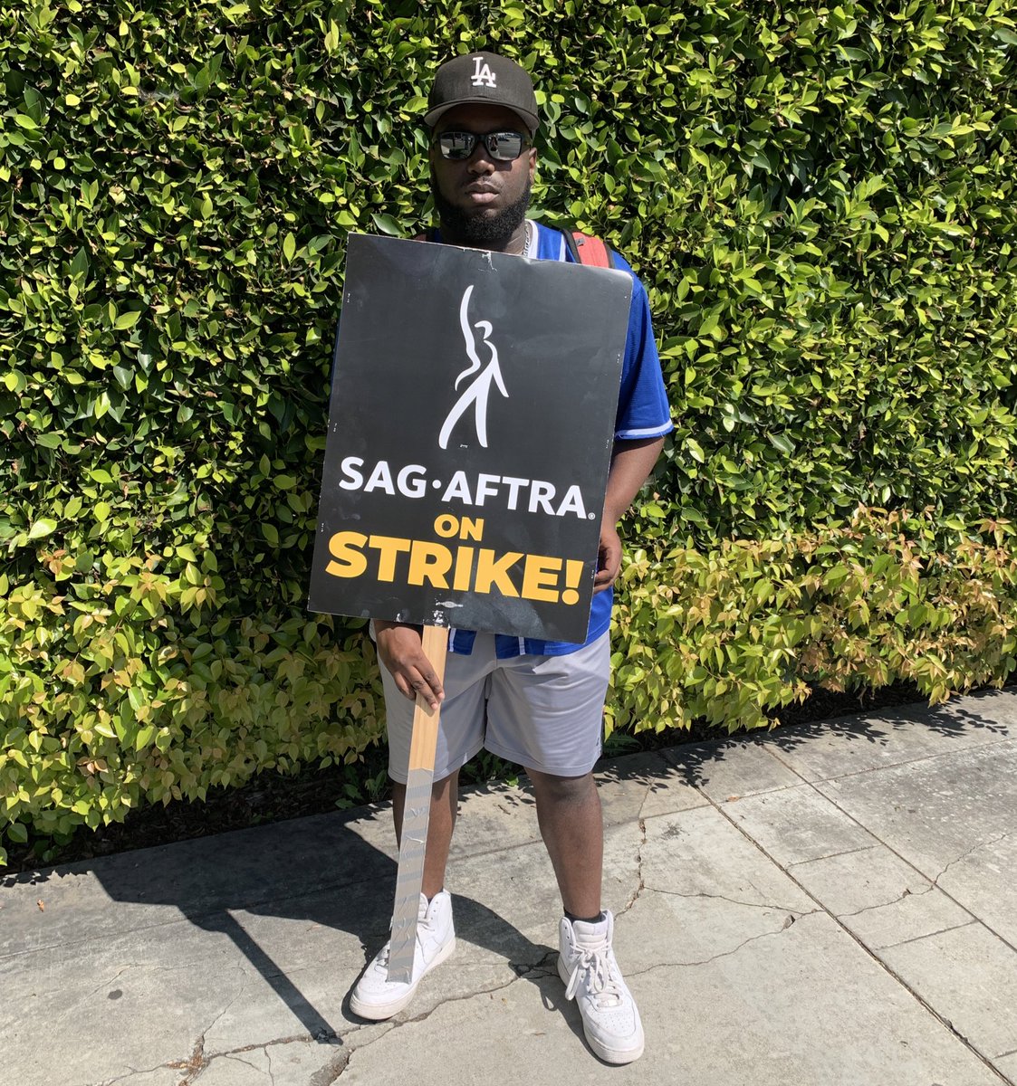 ScriptsByJames's tweet image. WE NOT DONE TILL EVERYBODY EATS ‼️‼️ #SAGAFTRAStrong #WritersForSAG  ✊🏾✊🏾✊🏾