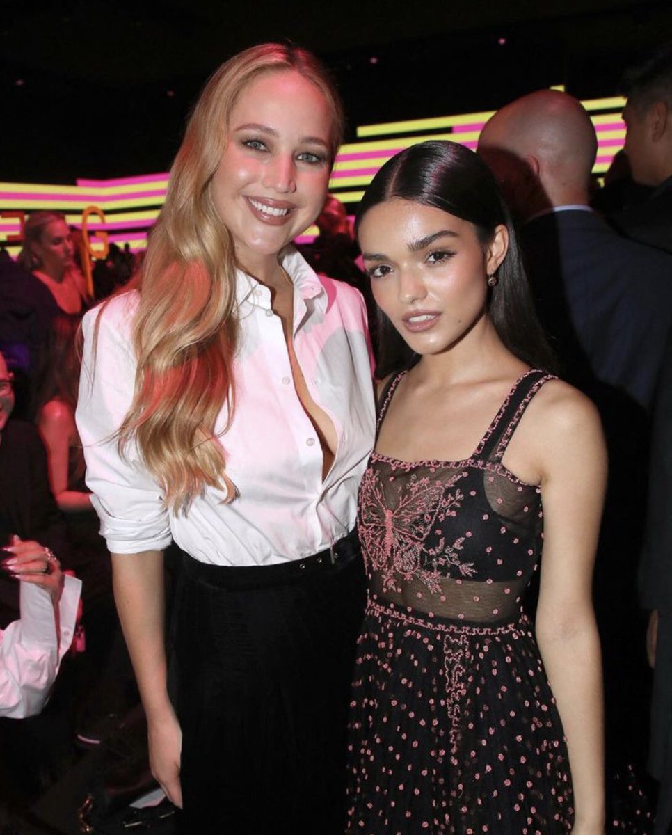 series_golden's tweet photo. Jennifer Lawrence and Rachel Zegler at the Paris Fashion Week. 

#ParisFashionWeek #Dior https://t.co/2UZrx2QmSZ