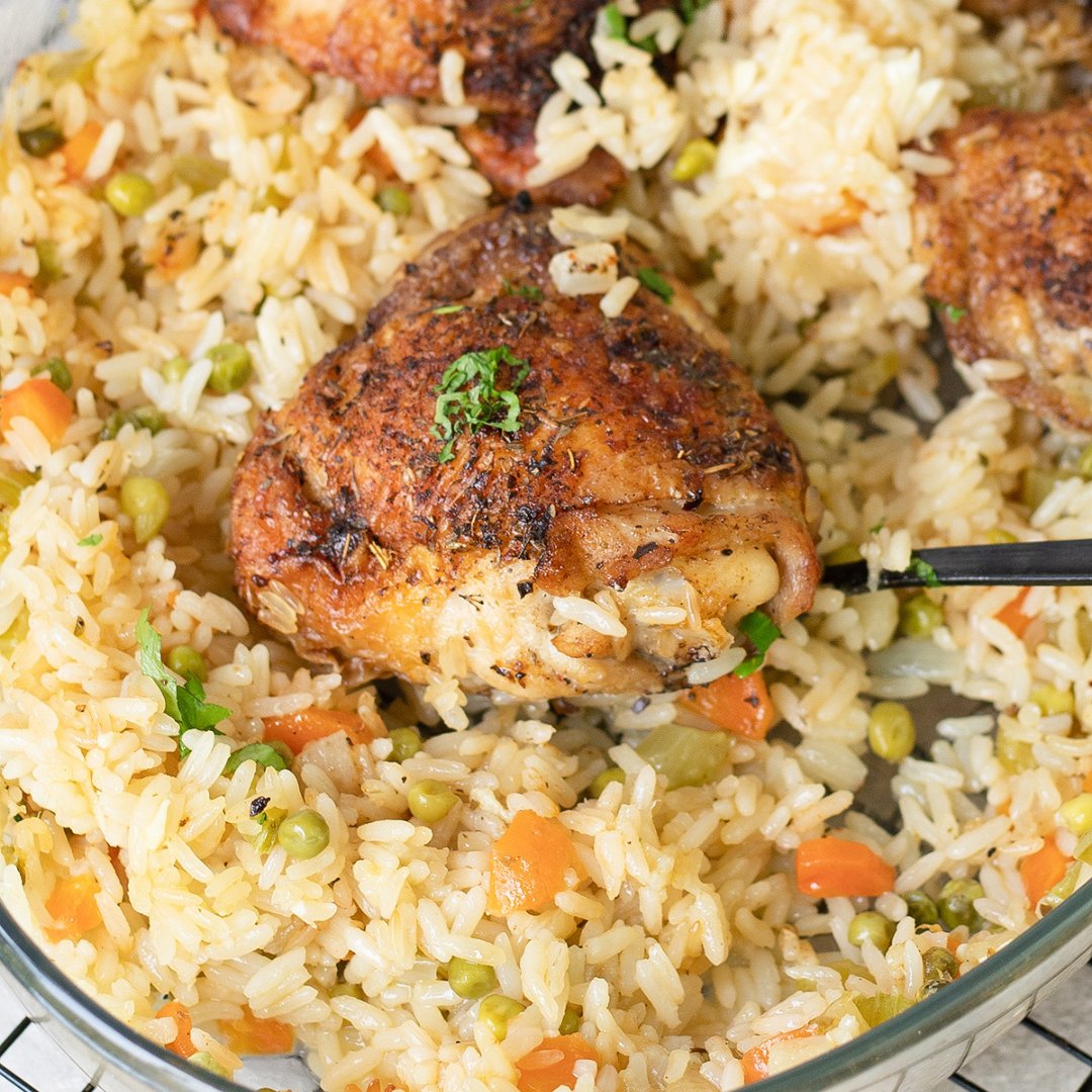 Get ready for a fuss-free dinner that's both wholesome and delicious with this #BakedChicken and Rice One-Pot Recipe! 🍗🍚 A simple yet flavor-packed meal that's perfect for busy evenings. Get the full recipe at healthylifetrainer.com/baked-chicken-….

📸: healthylifetrainer.com

#recipe #rice