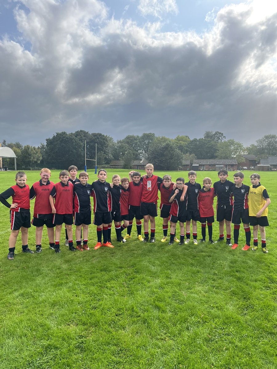 Great to have <a href="/YateRFC/">Yate Rugby Club</a>  in school running tonight’s @YateAcademy year 7&amp;8 rugby practice .