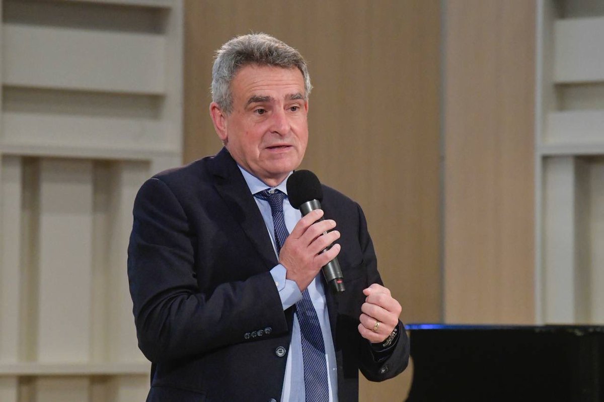 El jefe de Gabinete, <a href="/RossiAgustinOk/">Agustín Rossi</a>, expresó: “La decisión de crear el consejo es absolutamente necesaria y es bueno el momento, porque creo que cuando te atacan no hay que retroceder, tenés que salir para adelante sin agachar la cabeza”.