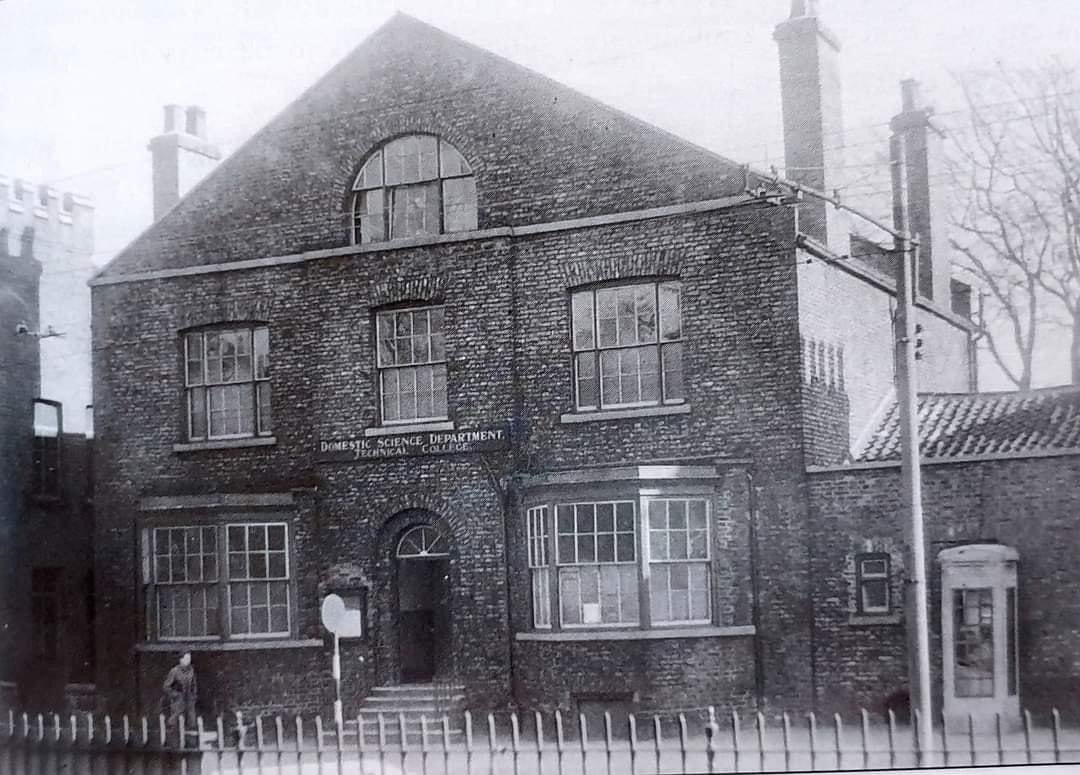 Northgate, Darlington - another street full of absolutely stunning historic buildings.

This one was built c1800 by the Robson’s, who made their fortune through botany. Stephen Robson was the first to write a book of flora in the English language in 1777.