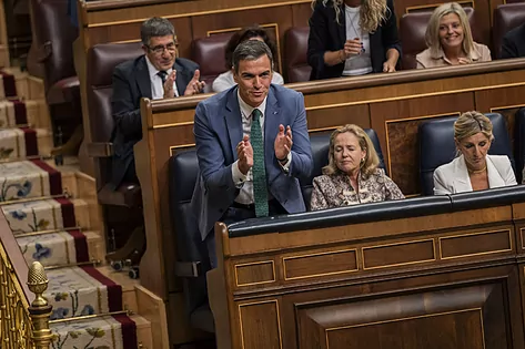 FroilLannister's tweet photo. Esta foto define a la perfección a Sánchez. Manda a un gorila a la tribuna en lugar de aceptar la responsabilidad de ser él quien conteste al candidato a la Presidencia y cuando el gorila termina su espectáculo bochornoso, es el primero en levantarse para aplaudirle como a una buena mascota.