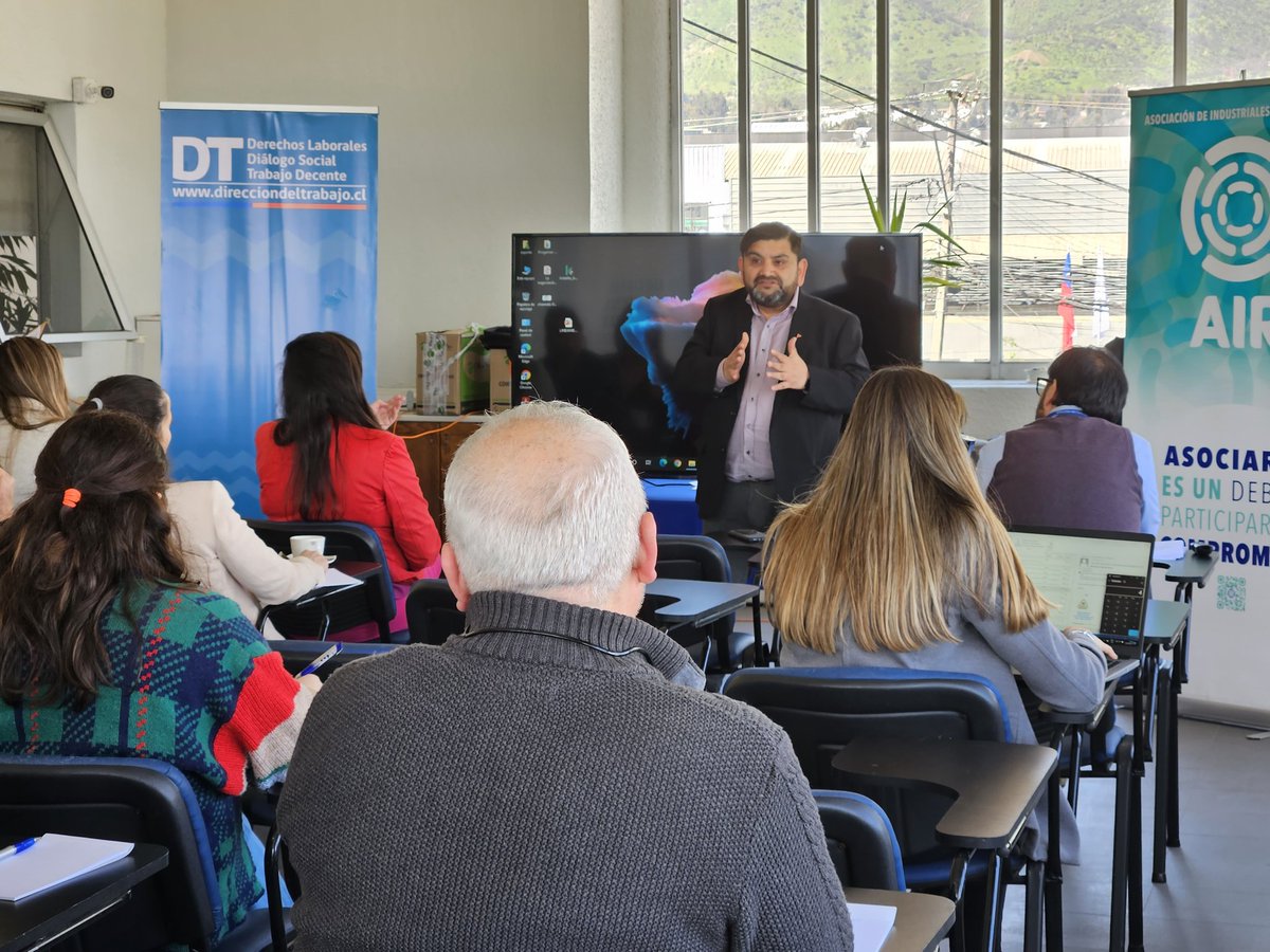 drtmetrooriente's tweet photo. [AHORA] En dependencias de la Asoc. de Industriales de La Reina, comienza la 7ª sesión del #CTRU de la @drtmetrooriente.
➡️ Saludan el seremi del Trabajo @markocanales, la dir metro DT, Antonella Cassi; la coord. de RRLL, Patricia Bustos y, la gerenta de AIR, Daniela Sepúlveda. https://t.co/2UUjL1ocvB
