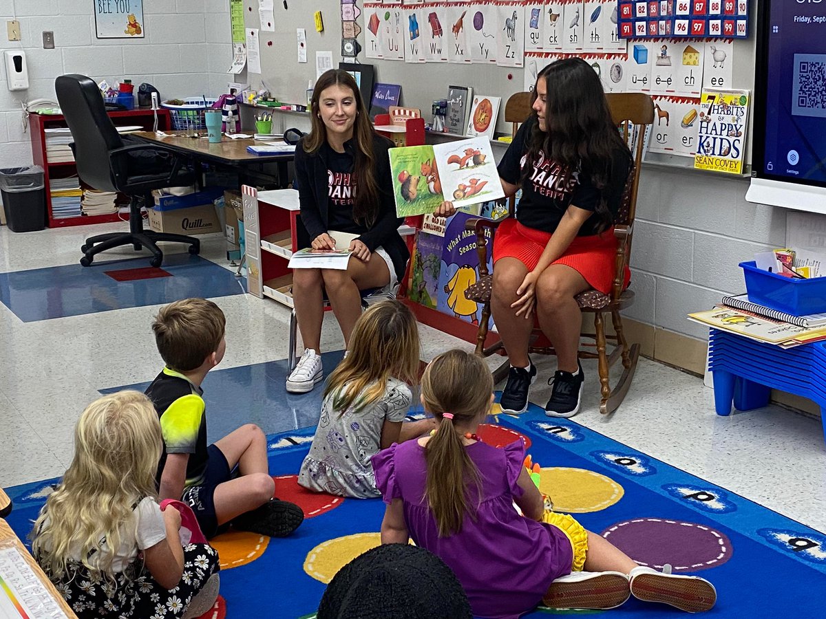 PutnamWVSchools's tweet photo. Last week, Hurricane High School seniors visited Conner Street Elementary to share some school spirit and stories for read-aloud in honor of Hurricane’s Homecoming week! ❤️🏈📚 #CSELeaders #PutnamProud https://t.co/Stwihurs8z